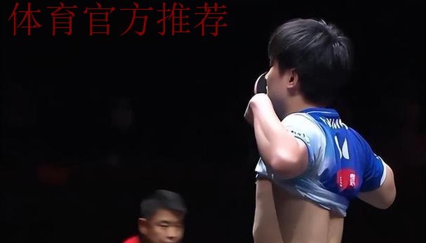 王皓气到收名牌!抿嘴沮丧瞬间被抓拍 与张本智和握手黑脸毫无生机 王皓气到收名牌!抿嘴沮丧瞬间被抓拍 与张本智和握手黑脸毫无生机